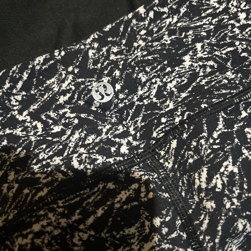 lululemon athletica Black and White Patterned Leggings in size 4 - Picture 3 of 5